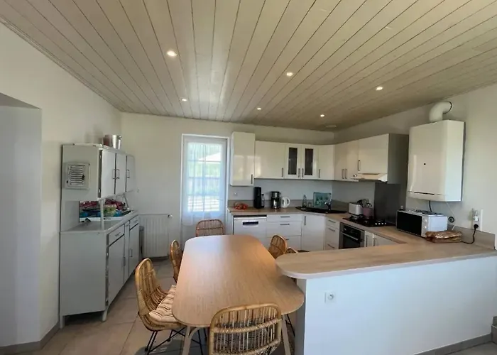 Maison Familiale Accueillante A Avec Jardin *